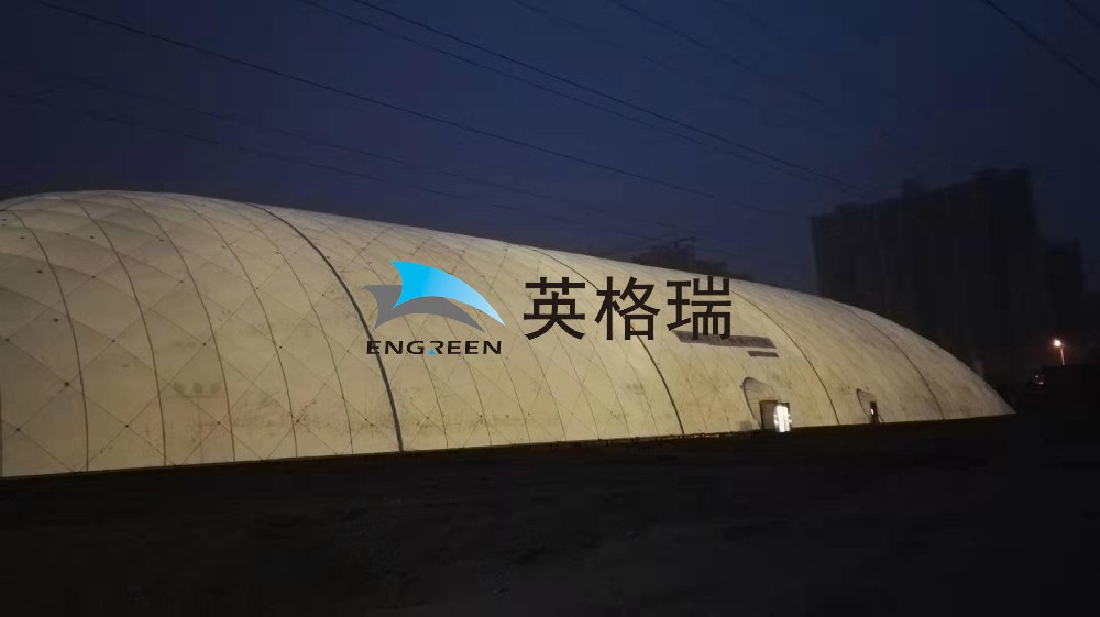 全封閉式的環(huán)保倉儲系統(tǒng)，在對露天煤場進(jìn)行封閉處理時，能做到對煤炭揚(yáng)塵隔離